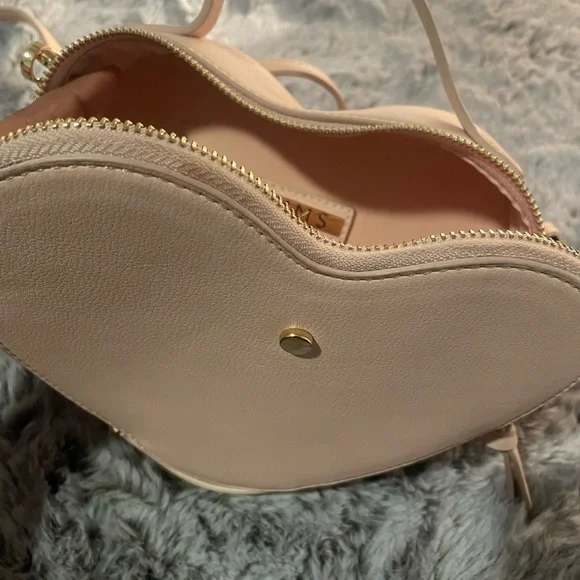 Light pink heart shaped crossbody or clutch purse LIKE NEW - Picture 2 of 8